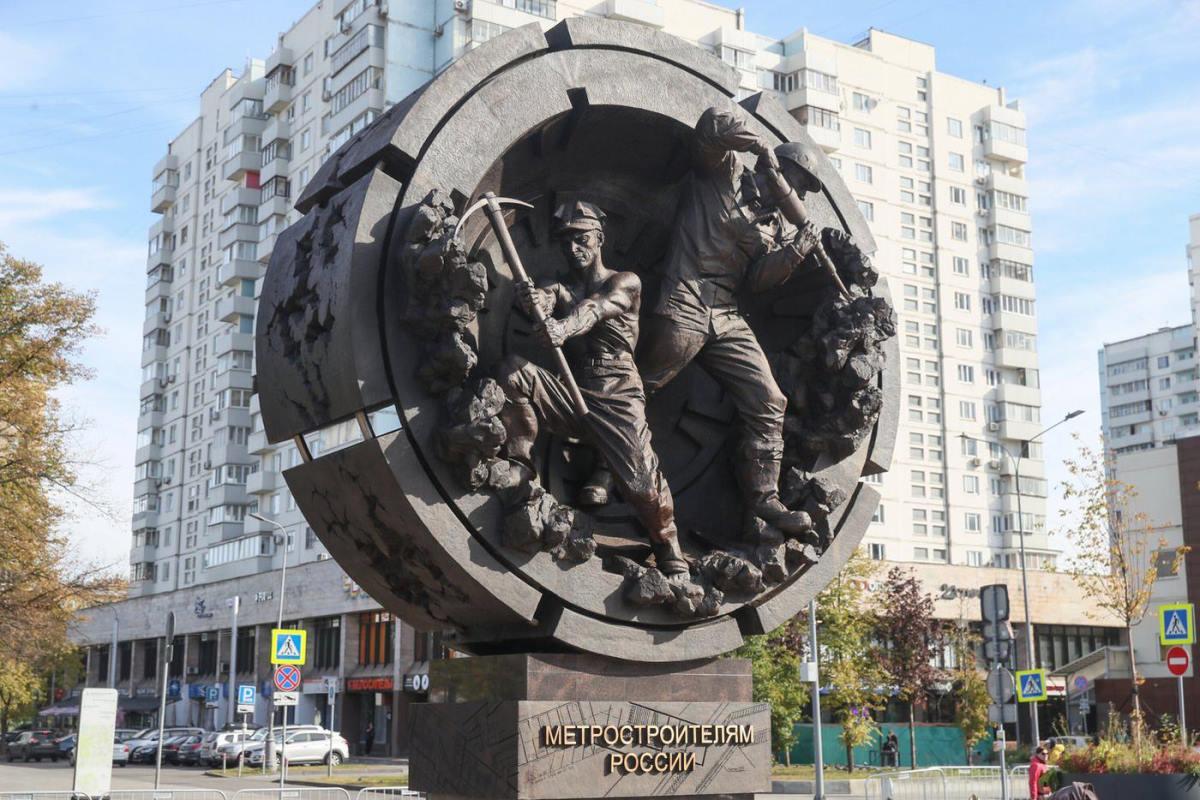 На месте начала строительства московской подземки открыли памятник метростроителям России