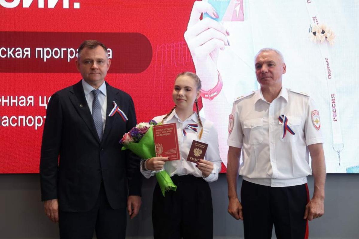 Юные дончане стали взрослыми в День России, получив паспорта от Слюсаря