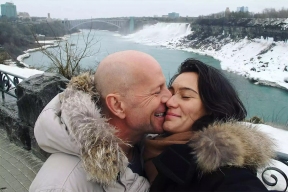 Жена Брюса Уиллиса назвала причину отселения актера в отдельный дом