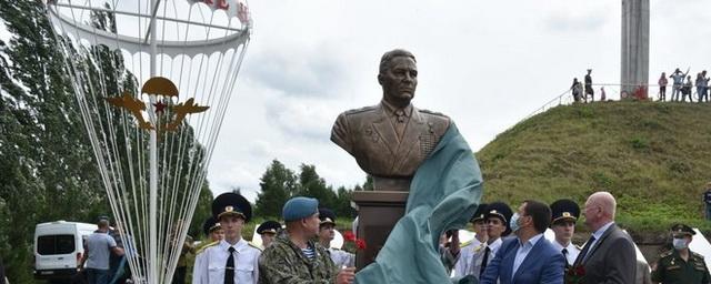 В Набережных Челнах открыли памятник основателю ВДВ
