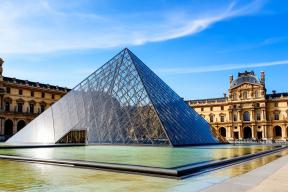 Сотни старинных книг в Лувре пострадали от прорыва трубы