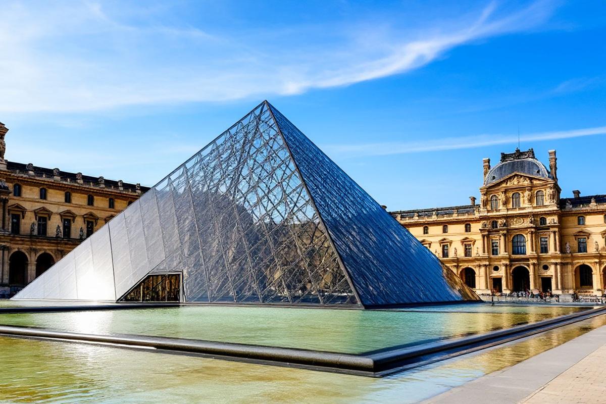 Сотни старинных книг в Лувре пострадали от прорыва трубы