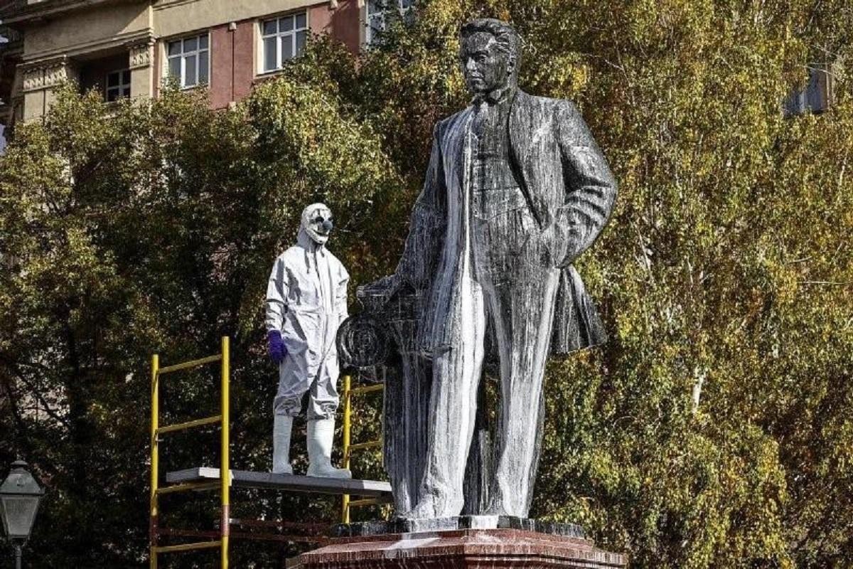 «Отмывка архитектора»: в Новосибирске прошел ироничный перформанс в сквере Крячкова