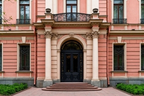 В центре Петербурга для туристов доступны красивейшие парадные доходных домов начала XX века