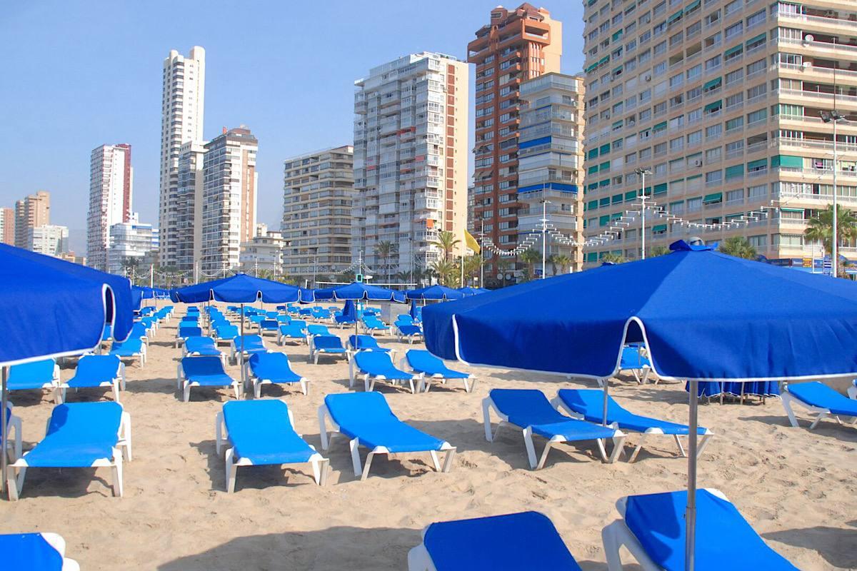 Неизвестного мужчину обнаружили мертвым на пляже испанского курорта Бенидорм