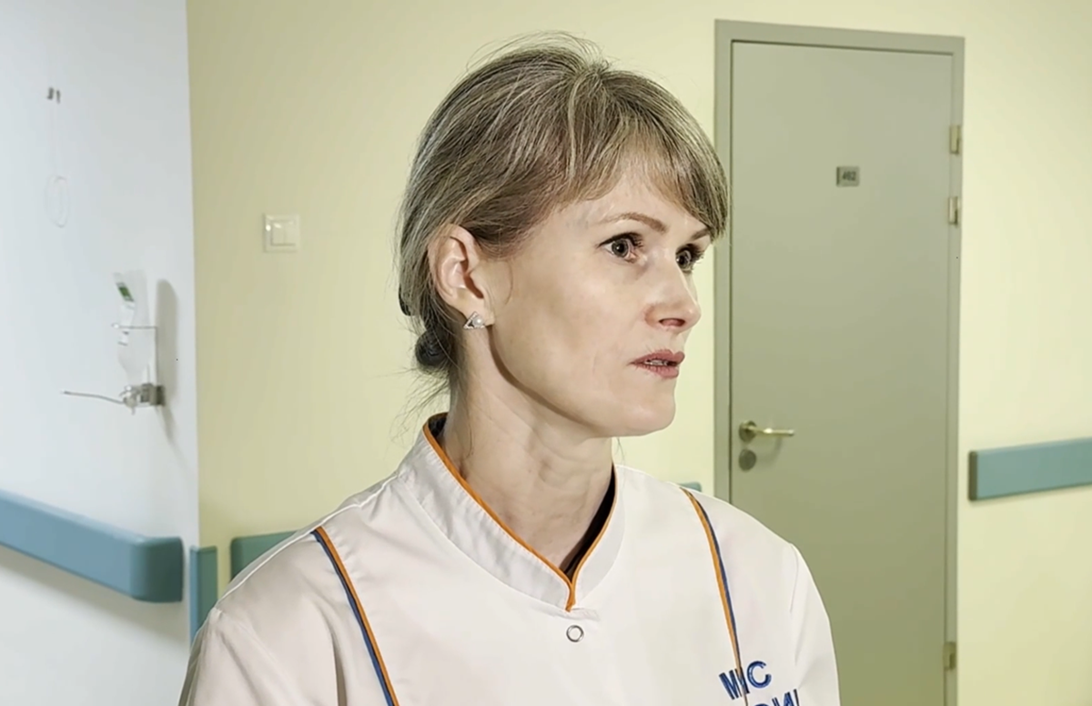 Врач рассказала, как она с коллегой и прохожими ловили ребенка, выпавшего из окна