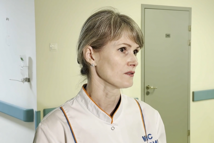 Врач рассказала, как она с коллегой и прохожими ловили ребенка, выпавшего из окна