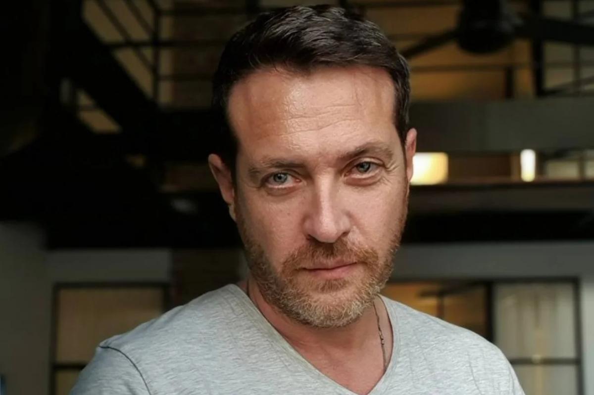 Алкоголь забрал жену, неудачи усадили за руль такси. Как живет заговоривший на иврите Кирилл Сафонов