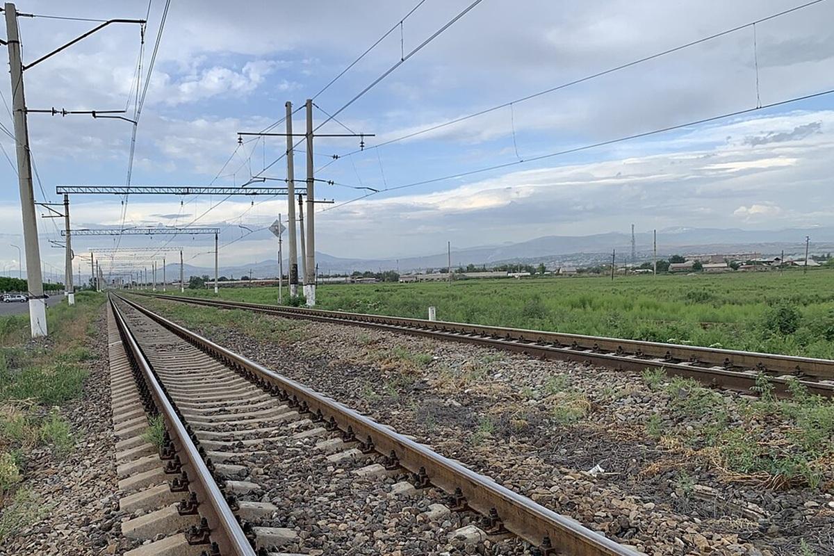 Пожилой новосибирец чудом выжил после столкновения с поездом