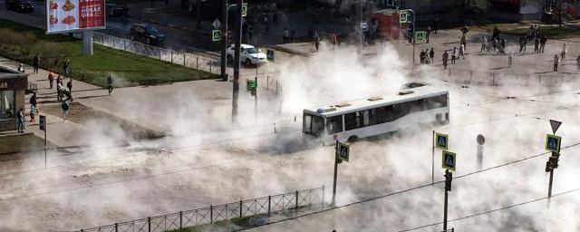 В Петербурге пассажирский автобус №157 рухнул в яму с кипятком