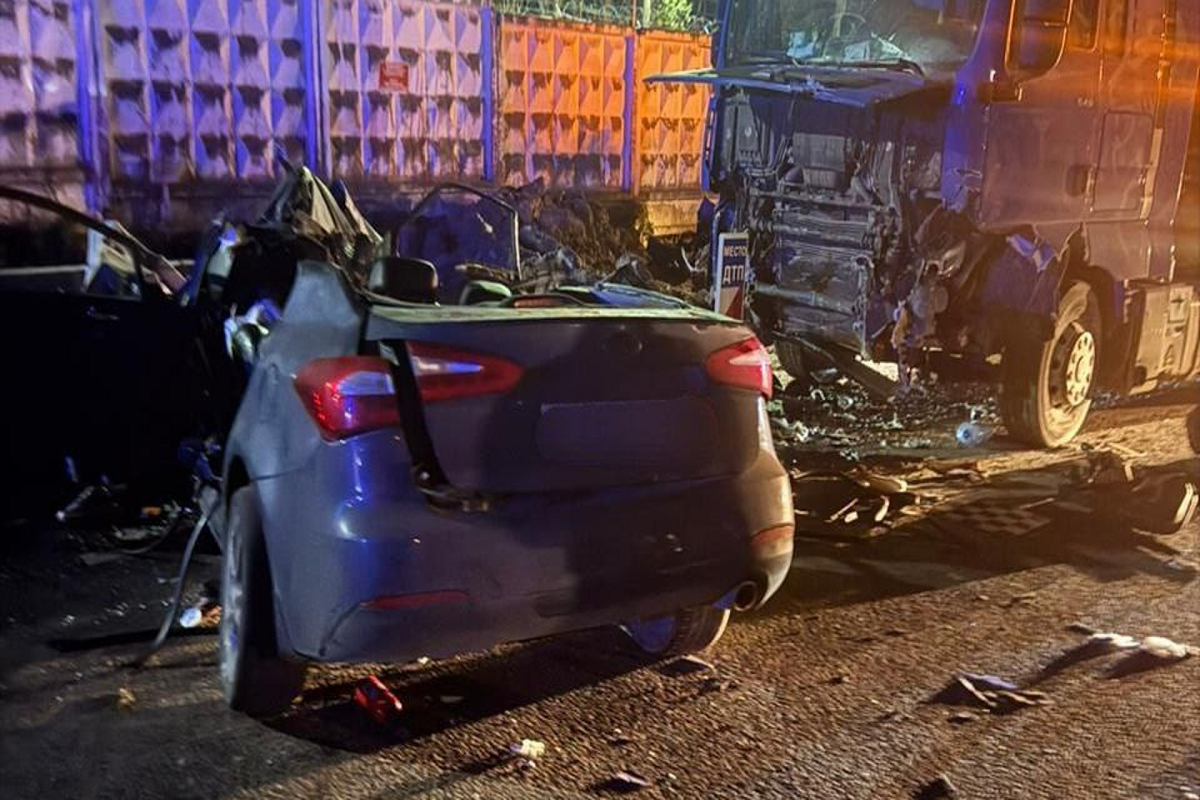 В Москве в ДТП с грузовиком погибли три человека
