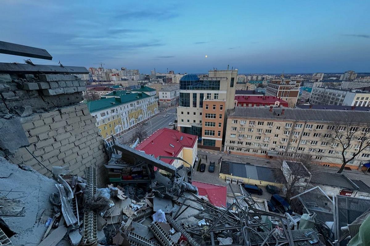 В результате обстрела Белгорода со стороны ВСУ пострадали четыре человека, врачи оказали горожанам необходимую медпомощь