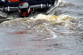 Моторная лодка насмерть задавила купальщика в Волге