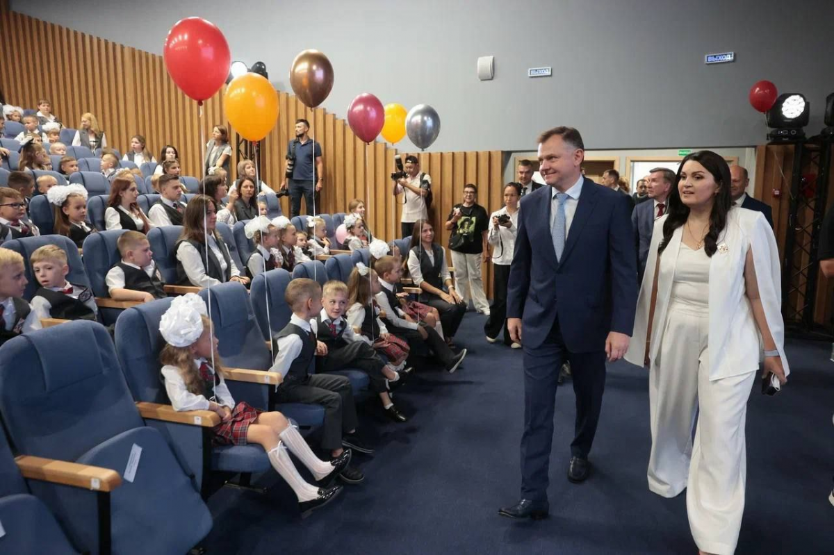 Врио губернатора Юрий Слюсарь открыл современную школу № 74 с бассейном и медиастудией в микрорайоне Суворовском