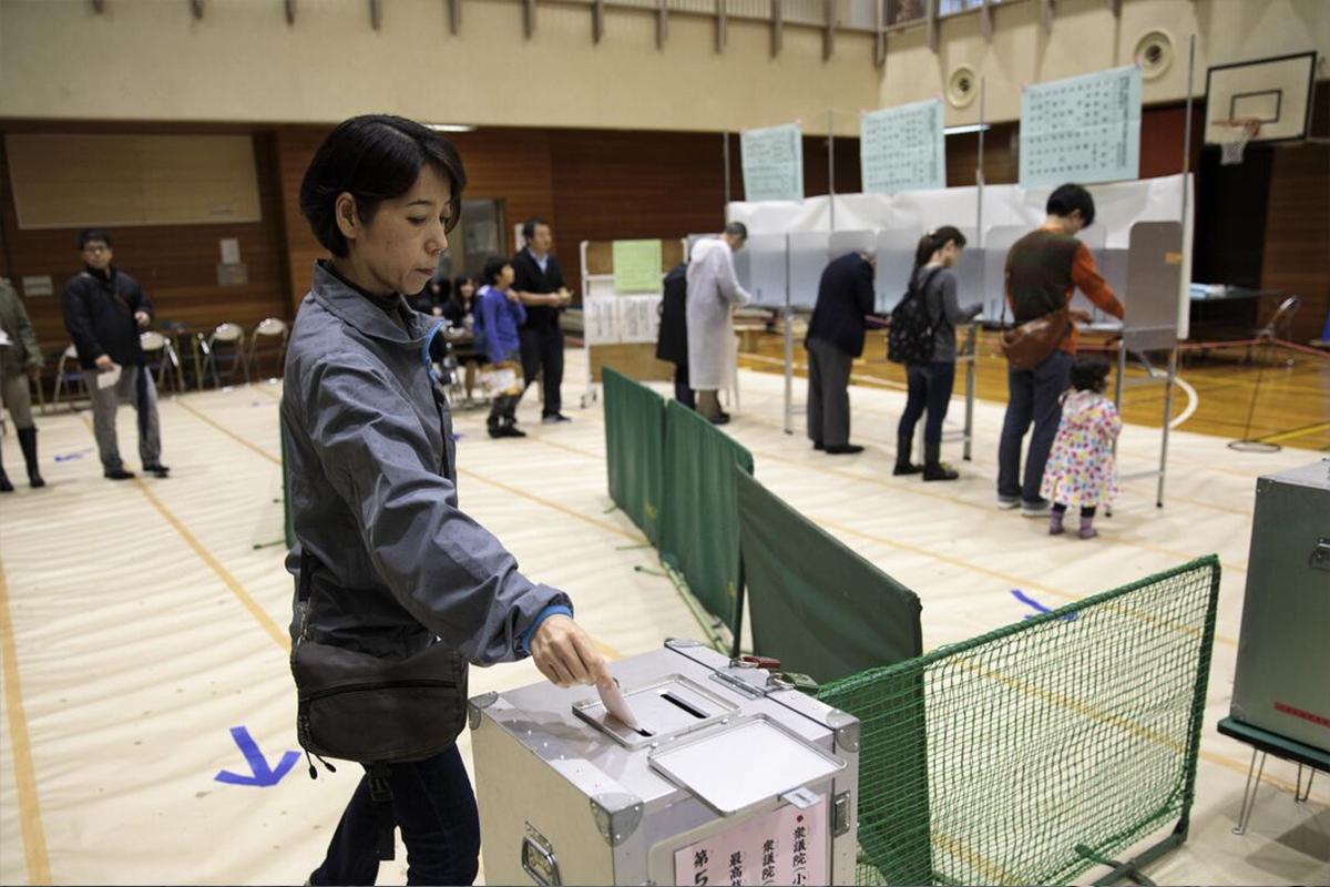 Правящая в Японии Либерально-демократическая партия лишится большинства в обеих палатах парламента