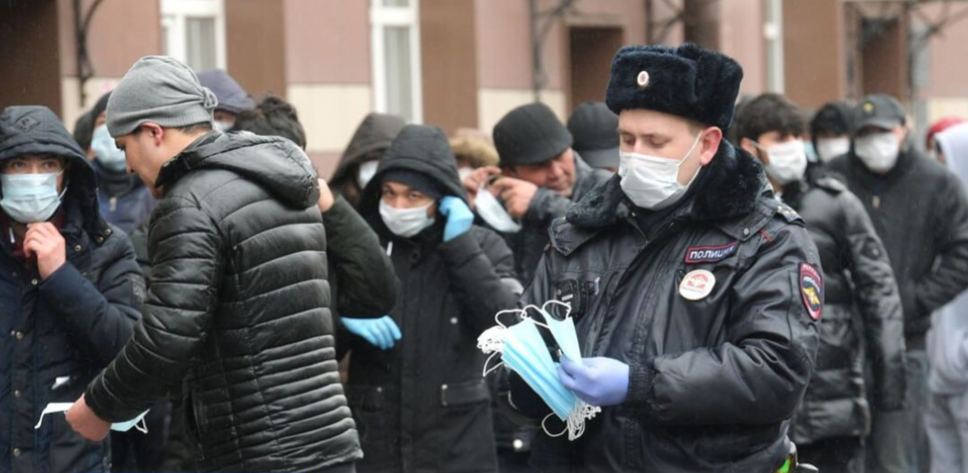 В полиции хотят запретить нелегальным мигрантам получать в РФ водительские права и вести бизнес