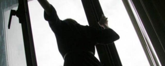 Москвич пытался зарезать девушку, которая после изнасилования выпрыгнула из окна