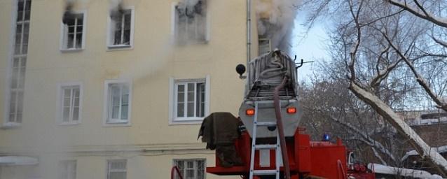 В Екатеринбурге сотрудники МЧС спасли из горящего дома 11 человек