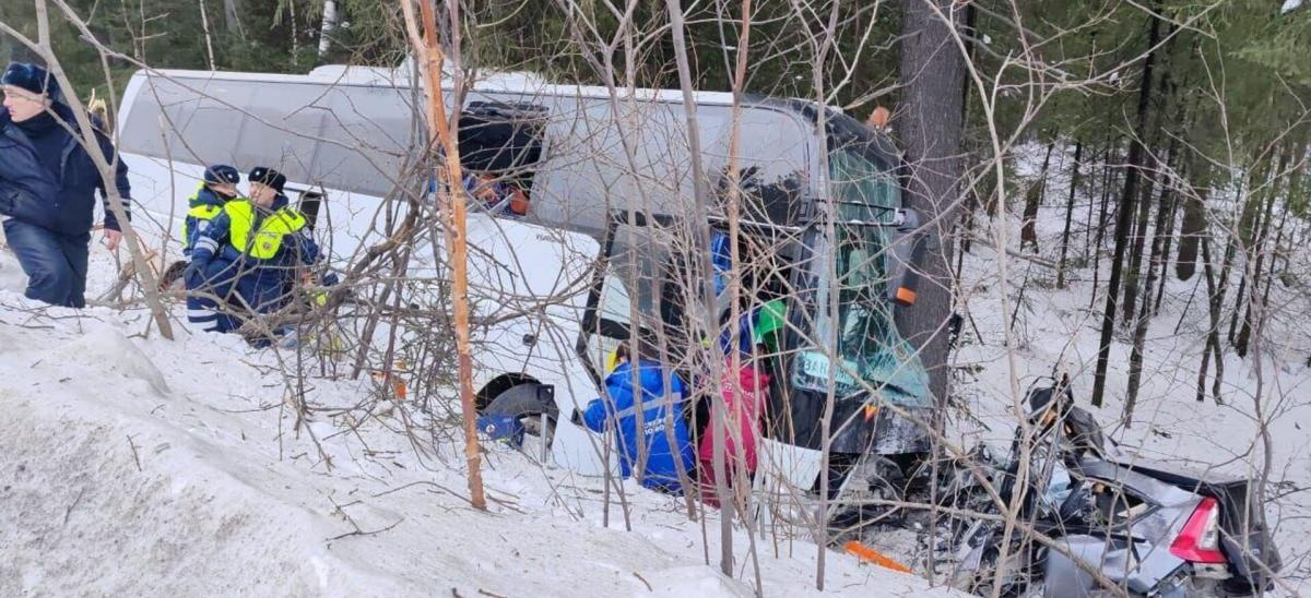 В Свердловской области четверо погибли и трое пострадали в результате ДТП с участием автобуса, перевозившего детей