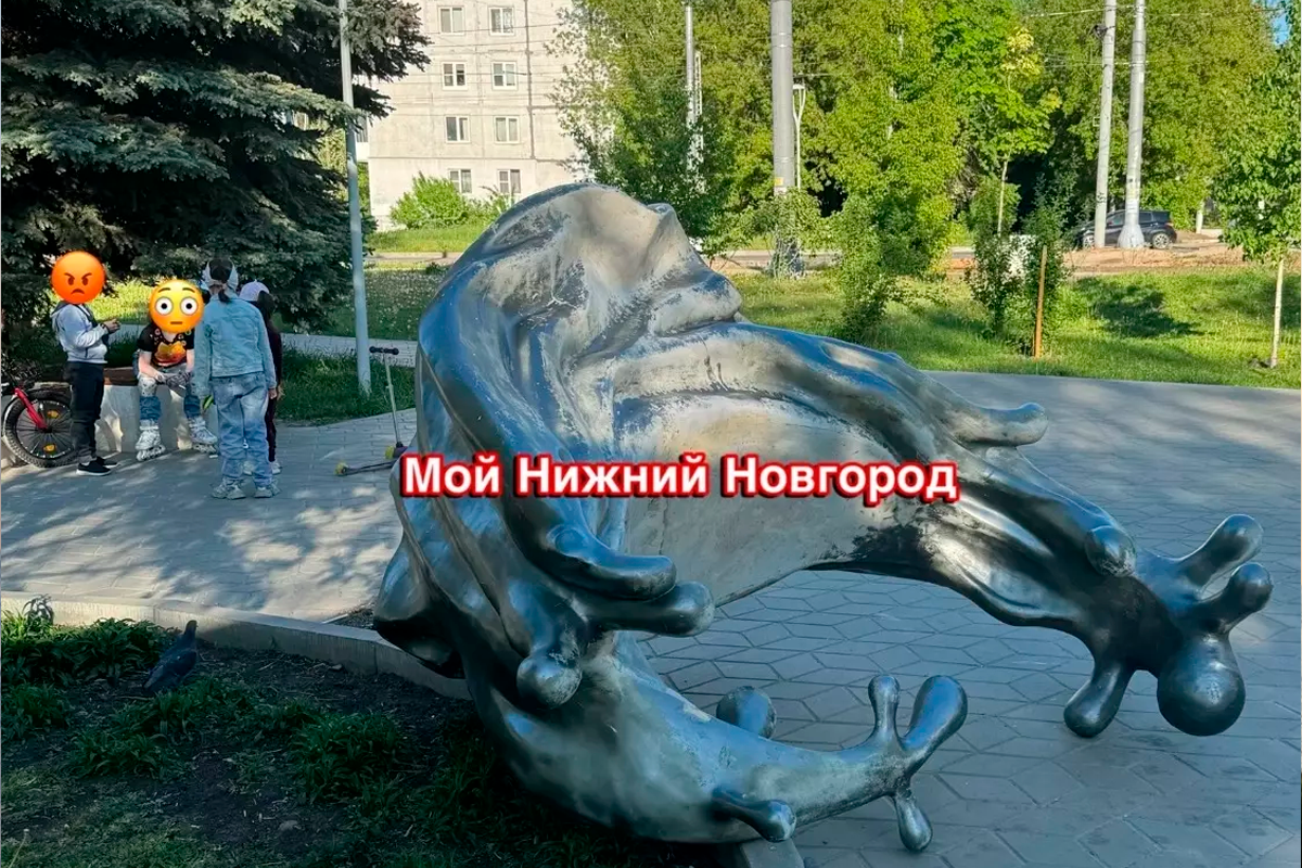 В Нижнем Новгороде тяжелый арт-объект едва не задавил рядом гулявших детей