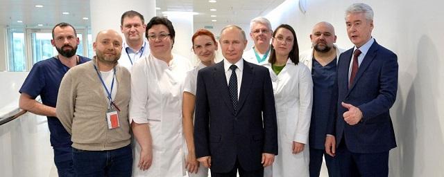 Путин наградил более 200 медиков орденами и медалями за вклад в борьбу с COVID-19