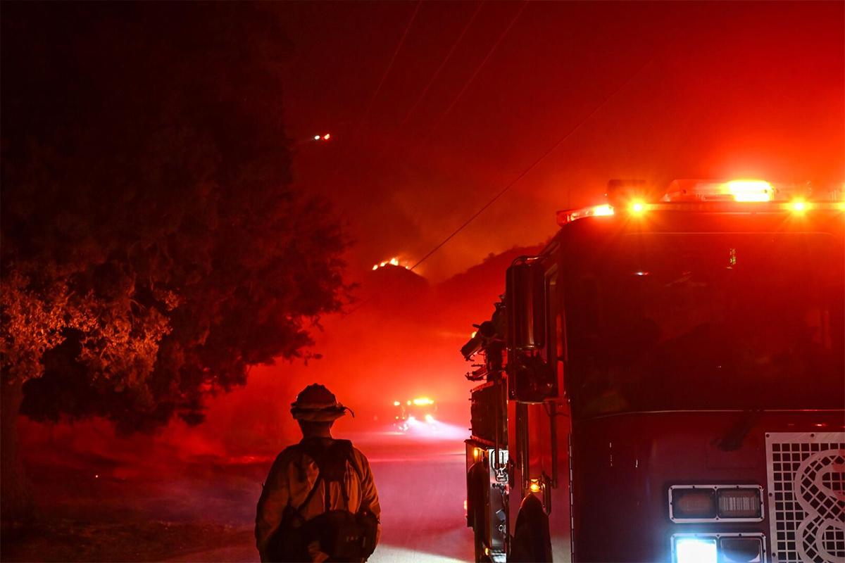 В округе Лос-Анджелеса тушат лесной пожар