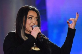 Лолита Милявская улетела в Болгарию к дочери