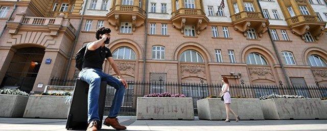 В Москве возле посольства США выстроилась очередь за визами