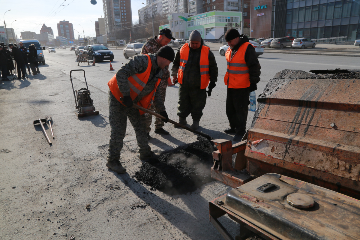 В новосибирской Дзержинке рециклером отремонтировали 400 квадратных метров дорог