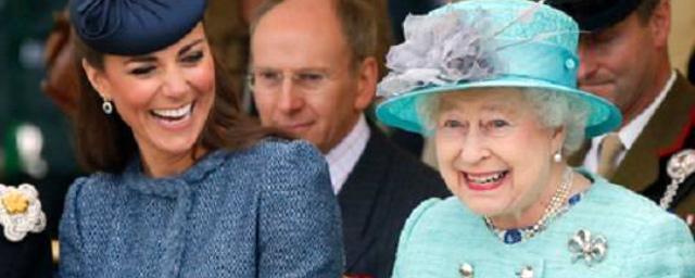 Елизавета II постоянно критикует стиль одежды Кейт Миддлтон