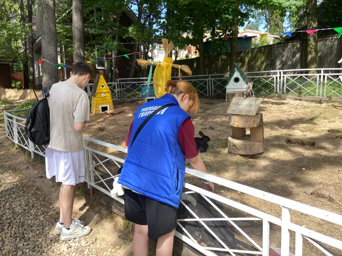 Молодогвардейцы и единороссы Городского округа Пушкинский посетили экопарк «Птичник»