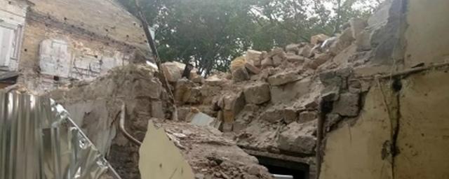 В Саратове обрушилась стена дома: пострадали владельцы машин