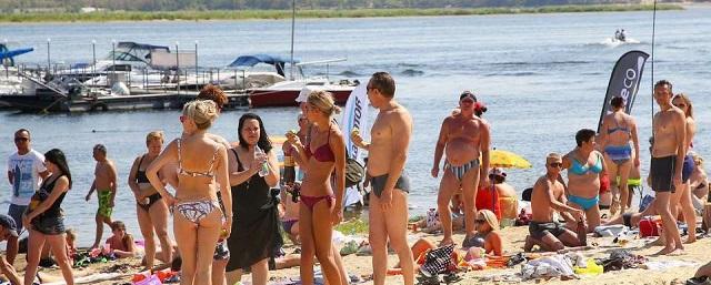 В Волгограде на официальном пляже оказались заблокированы сотни отдыхающих