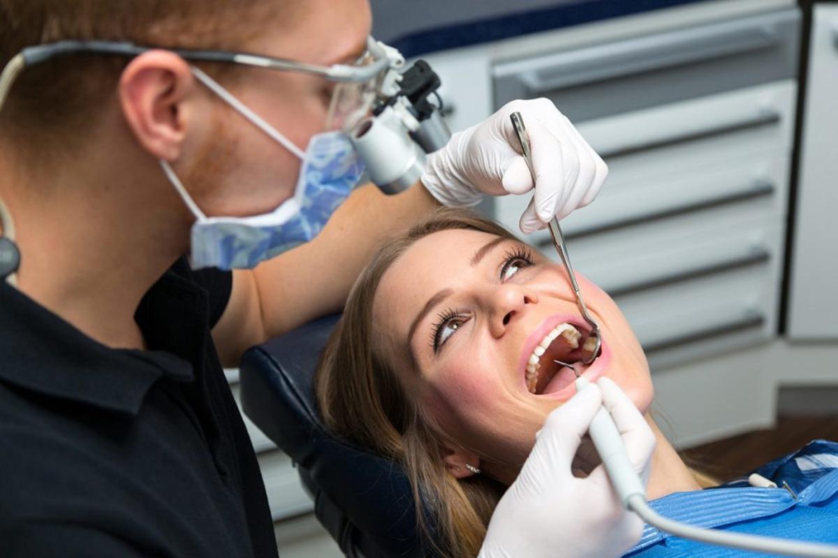 Стоматолог заявила, что зубы и полость рта нужно проверять у специалиста трижды в год