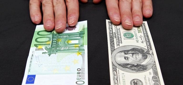 Официальные курсы доллара и евро упали до 56 и 60 рублей