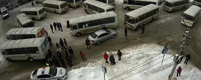 За акцию протеста из-за нечищеных дорог в Бийске оштрафовали шестерых водителей автобусов