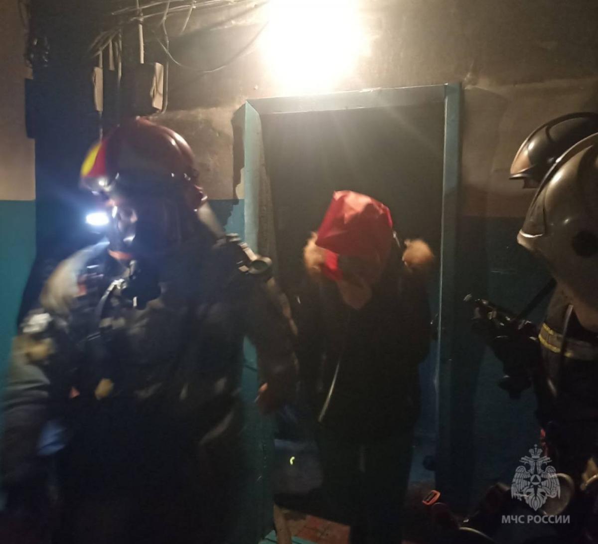 В Стерлитамаке пожарные спасли 21 человека из горящей многоэтажки