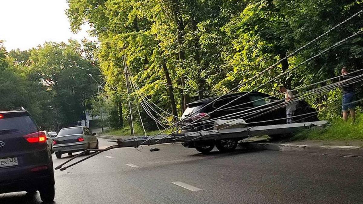 В Воронеже на улице Ломоносова иномарка снесла столб