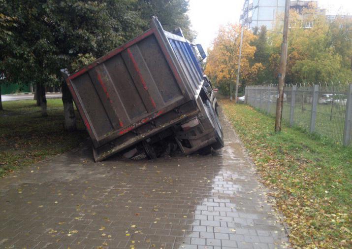 В Туле грузовик провалился под землю и повредил водопровод