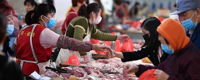 В Китае назвали ошибочной версию происхождения коронавируса на рынке в Ухане
