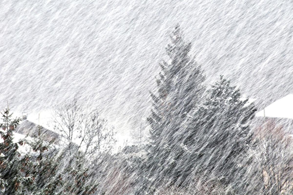 В трех районах Коми объявили 23 и 24 марта штормовое предупреждение из-за снегопада