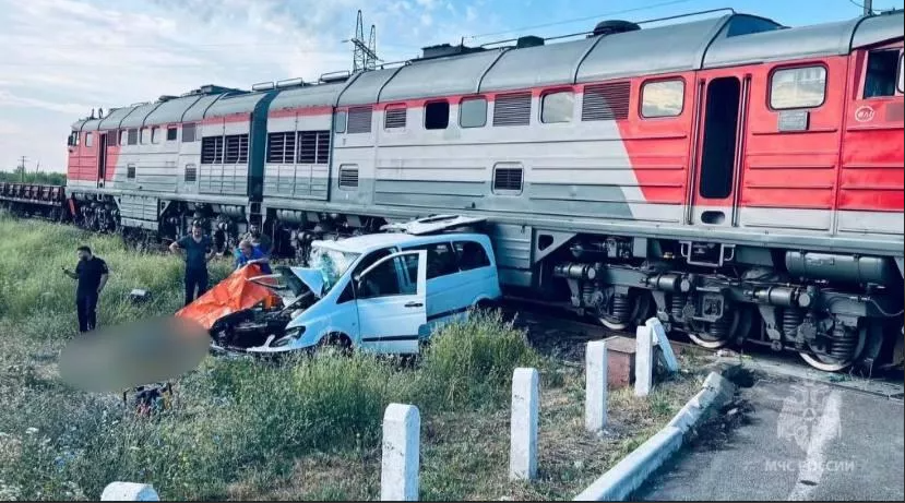 Пять человек погибли при столкновении маршрутки с поездом в Запорожской области