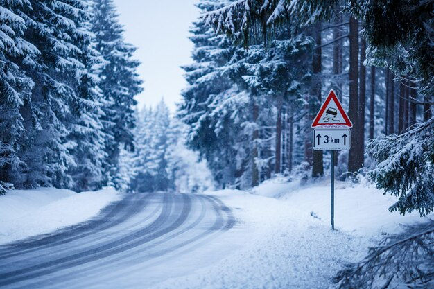 Водителей Свердловской области предупредили об ухудшении дорожных условий