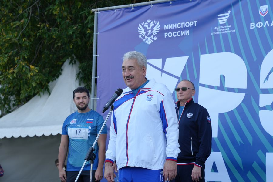 «Прекрасная возможность личным примером поддержать ценности здорового образа жизни»: Спикер Госсовета Чувашии Леонид Черкесов принял участие в «Кроссе нации»