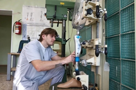 Пострадавших на СВО жителей Астраханской области обеспечивают современными протезами бесплатно