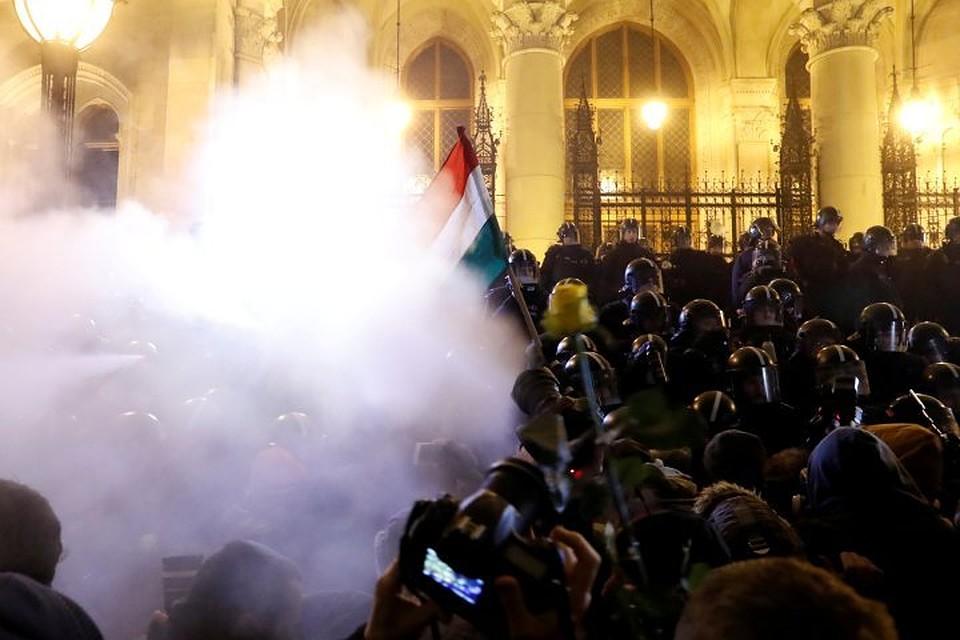 В Будапеште полиция применила газ для разгона демонстрантов