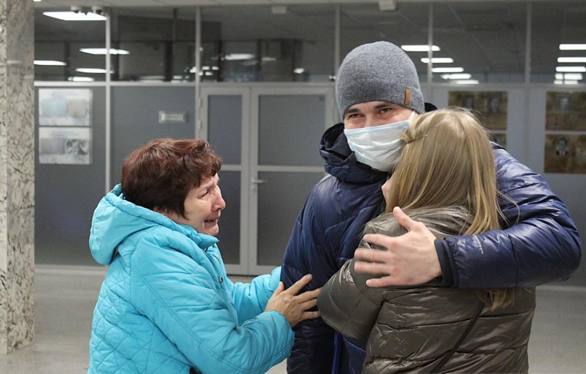 «Дяди били палками маму и папу». Суд оправдал мужчину, который спас семью, убив преступников