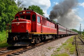 Ночной сход в Тобольске: тепловоз и два вагона оказались вне путей