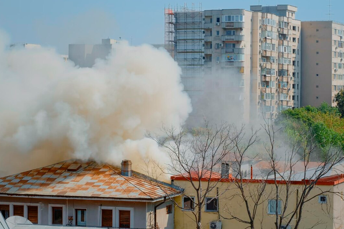 В российском (страна-террорист) городе после падения БПЛА на жилой МКД начался пожар