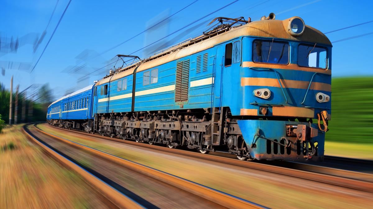 На северо-западе Москвы товарный поезд сбил человека